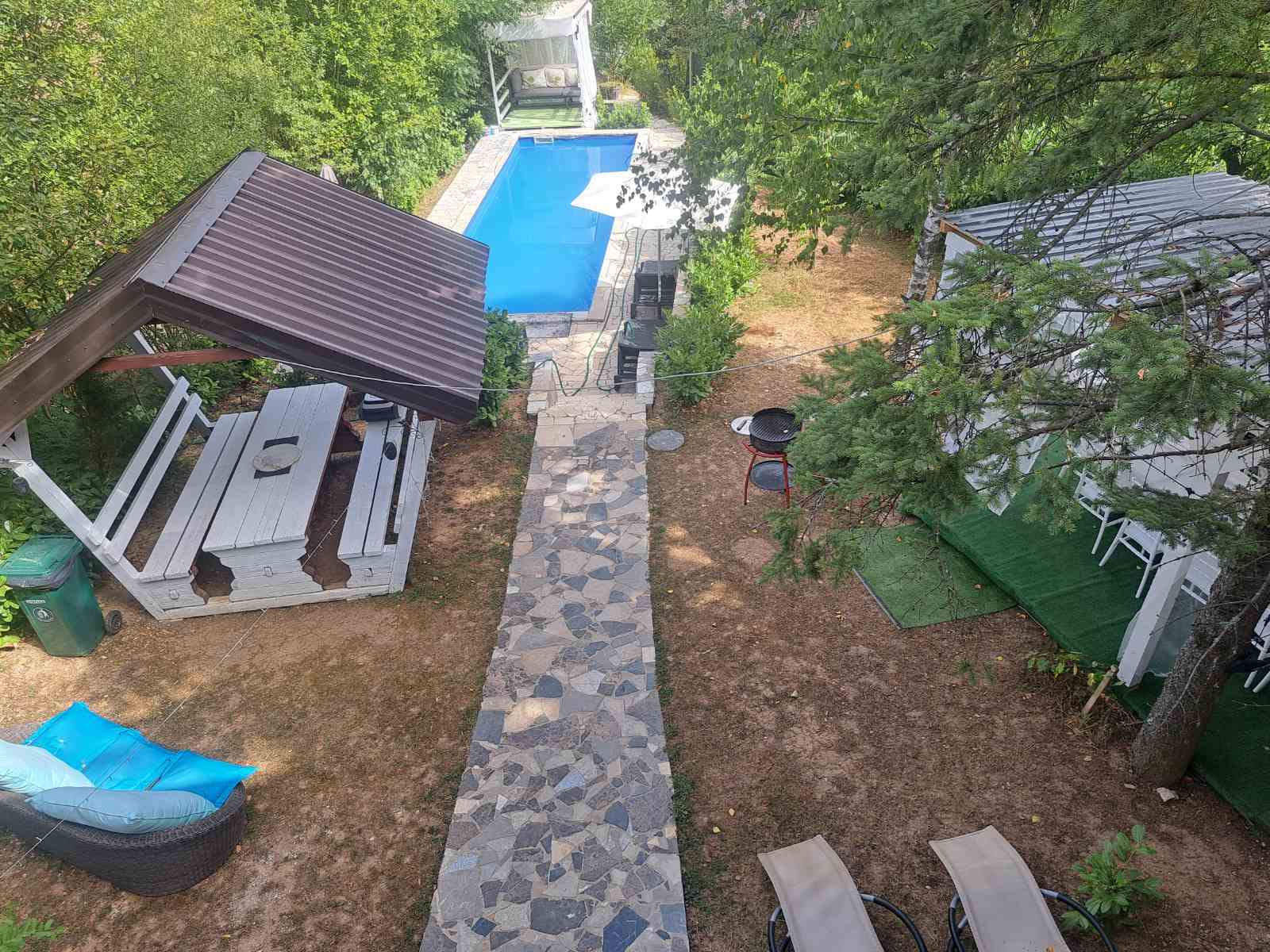 Bazen, vrt i sjenica Rakovica Resorta
