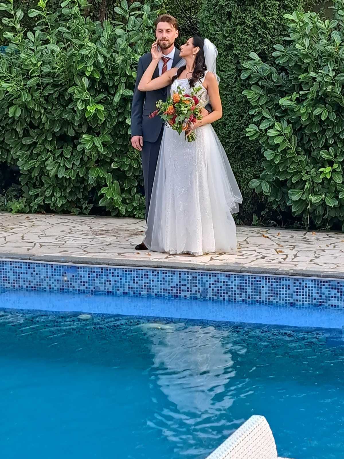 Mladenci pored bazena u Rakovica Resortu