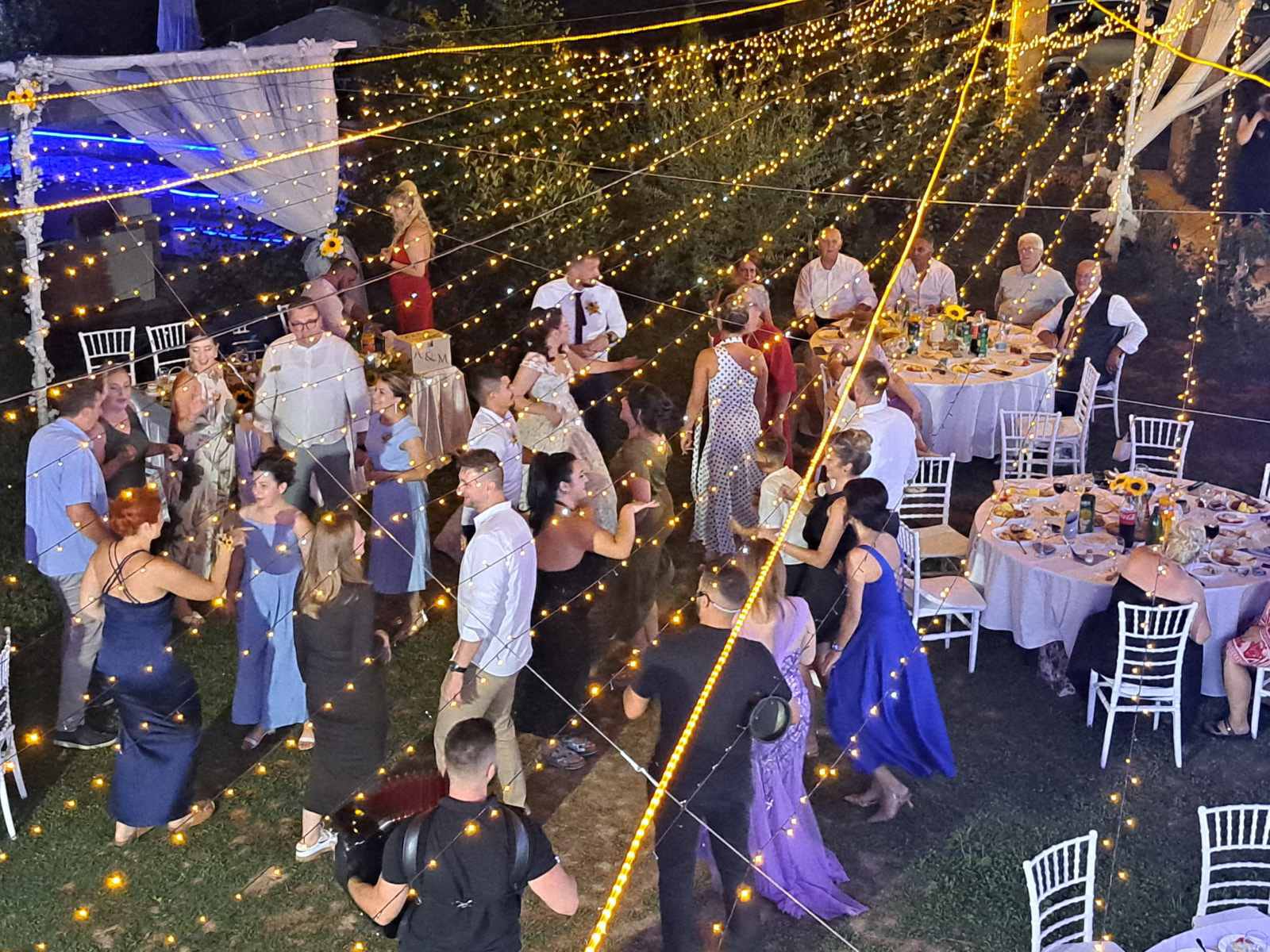 Svadbena proslava s gostima pod svjetlosnim dekoracijama u Rakovica Resortu